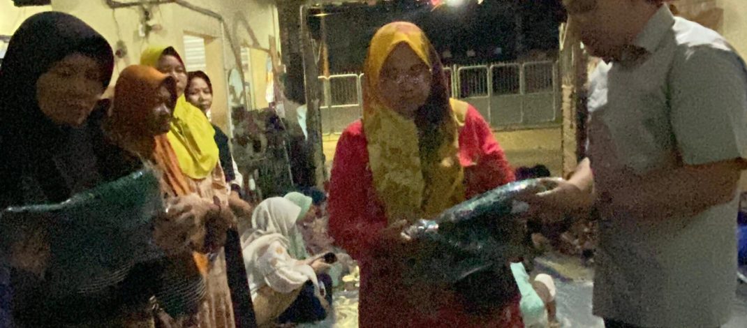 Komitmen Pemberdayaan Perempuan, Fuad Benardi Bantu Seragam PKK di Surabaya