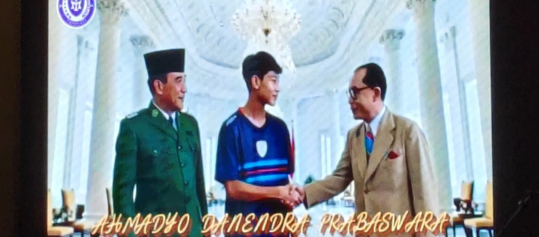 SMA Trimurti Surabaya “Hadirkan” Bung Karno dan Bung Hatta Secara Virtual di Wisuda, Perkuat Semangat Kebangsaan di Era AI